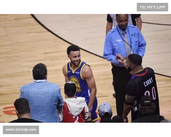 Drake 在扣篮大赛上穿的棒球外套,我们给你扒到了 Drake 在扣篮大赛上穿的棒球外套,我们给你扒到了